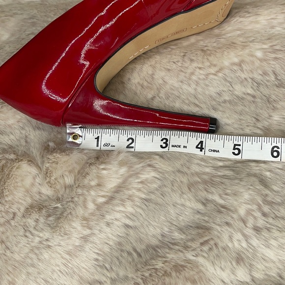 VINCE CAMUTO•HEELS - Picture 9 of 10